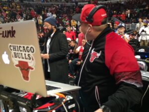 אוהדי הלייקרס מצלמים את קובי מהקהל